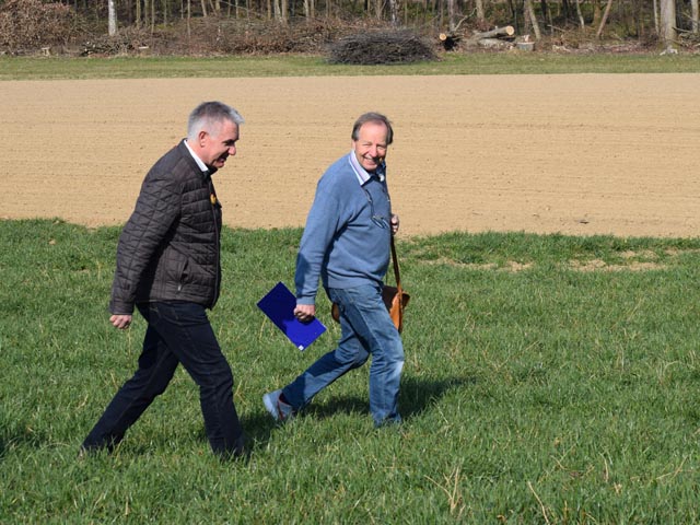 Werner Brogli und Landammann Alex Hürzeler auf einer kleinen Wanderung. Foto Sabine Doppler