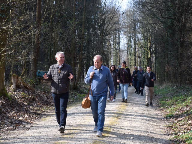 Werner Brogli und Landammann Alex Hürzeler auf einer kleinen Wanderung. Foto Sabine Doppler