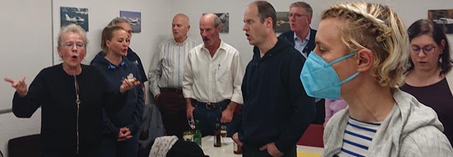 Ruth stimmt den Begrüssungsjodel an. Foto: zVg