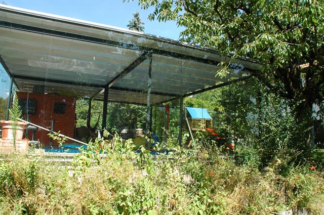 Ein naturnaher Garten ist ein Paradies für Vögel. Die transparenten Scheiben dieses Wintergartens sind jedoch für Vögel nicht sichtbar, was den Wintergarten zu einer tödlichen Gefahr macht. Foto: Archiv Schweizerische Vogelwarte