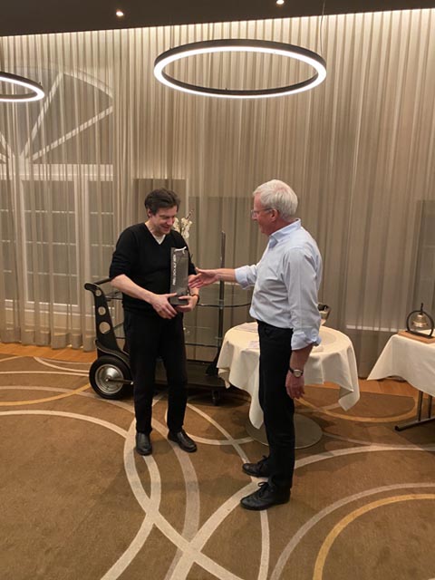 Präsident Urs Hofer übergibt dem Referenten Ralph Schneiter ein wohlverdientes Präsent und bedankt sich, im Namen der Teilnehmer, für den ausserordentlich gelungenen Abend. Foto: zVg