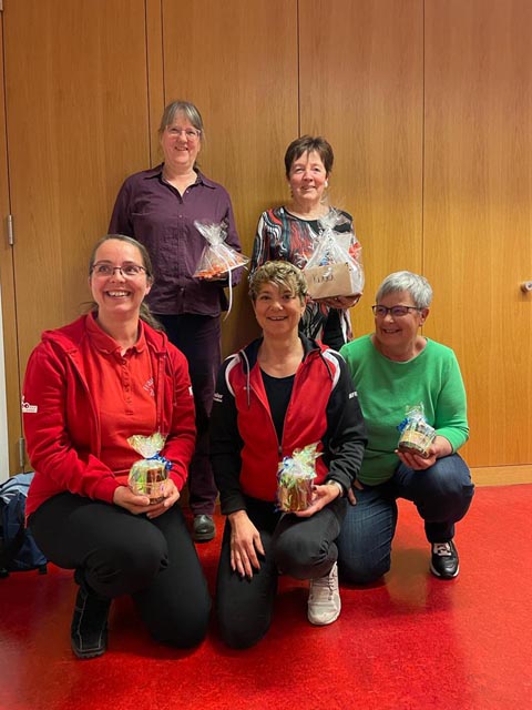 Die geehrten Frauen. Hinten von links: Yvonne Moldehn und Klara Sacher. Vorne von links: Therese Pfarrer, Anita Labhardt und Elisabeth Tessaro. Auf dem Bild fehlt Anja Meyer. Foto: zVg