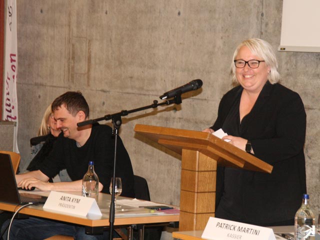 Zuversichtlich: Anita Kym an der Generalversammlung des Gewerbevereins Möhlin und Umgebung; links Marco Oetiker. Foto: Peter Schütz