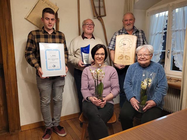 Die geehrten Mitglieder (von links): Simon Müller, Linus Jegge, Sandra Heuberger, Roland Schmid und Frida Zeugin. Foto: zVg