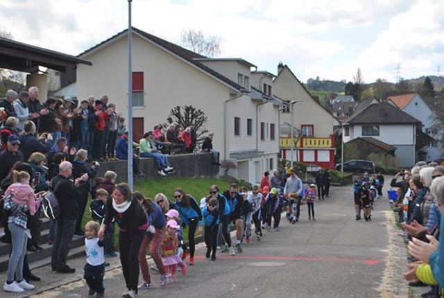Das Team «Sommer» beim Schlussspurt. Foto: zVg