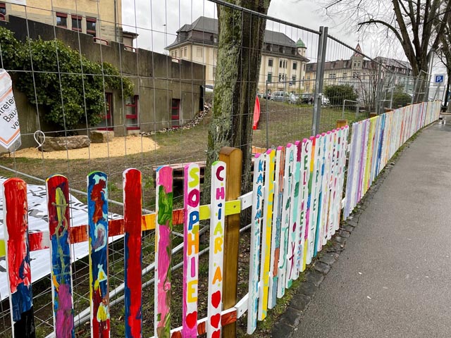 In der Projektwoche der Primarschule Laufenburg entstand ein farbenfroher Zaun. Foto: zVg