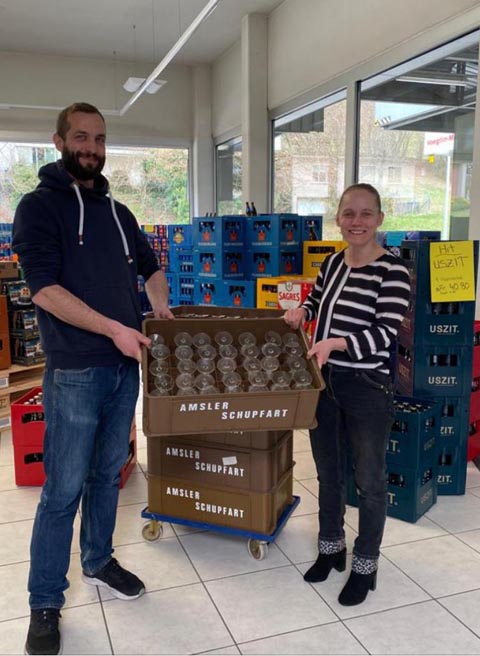 Roger Amsler übergibt den Geschäftsteil Festartikel und Mietgeschirr an Diana Schär. Foto: zVg