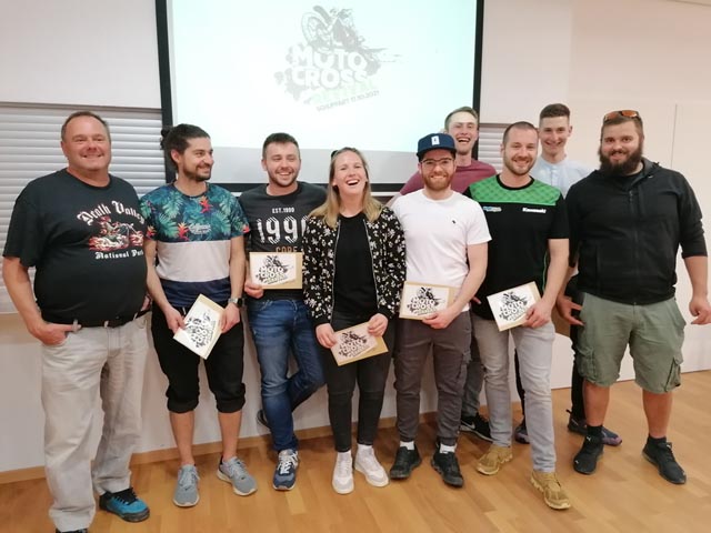 Riesige Freude bei den unterstützten Fahrern (v.l.) Stefan Müller (VMC Schupfart), Dominik Hofer, Simon Suter, Kathi Metzger, Dani Intlekofer, Dominik Schlienger, Lukas Berger, Joel Schlienger und Sven Müller (VMC Schupfart) Foto: Doris Müller