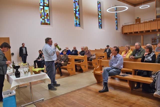 Gerhard und Andrea Wunderlin stellten ihre Weine vor und gaben interessante Hintergrundinformationen zum Weinbau. Foto: zVg
