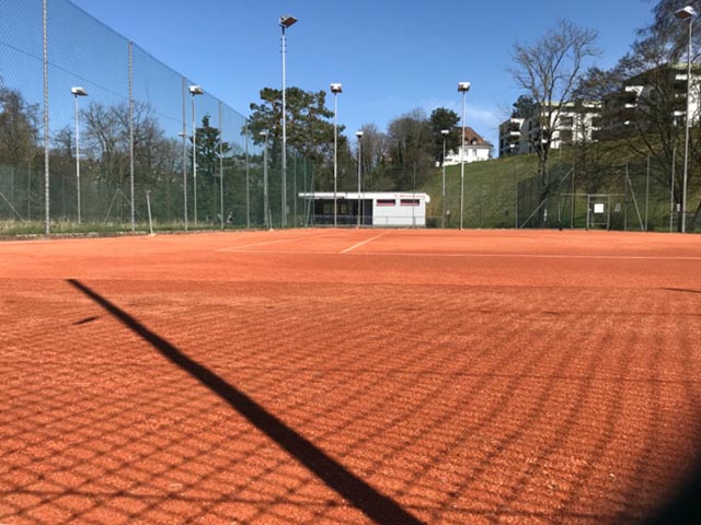 Ab sofort kann wieder draussen gespielt werden: Die Aussenplätze des Tennis-Club Kaftwerk Laufenburg (TC KWL) sind für den Spielbetrieb freigegeben. Foto: zVg