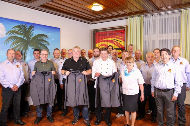 Die Sponsoren Kurt Renggli, Michael Schweizer, Peter Jegge mit Ehefrau Ruth Jegge (v.l.) überreichten die neuen Jacken. Foto: zVg