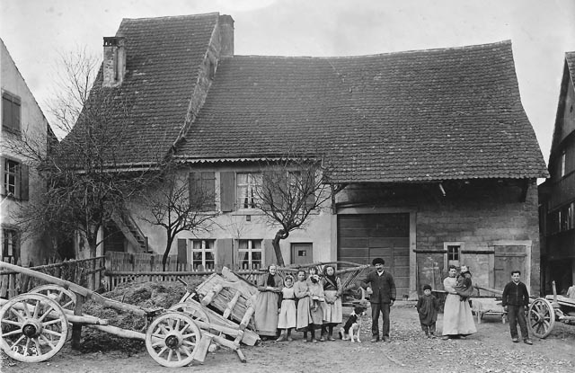 Das Bauernhaus an der Hauptstrasse 25 in Muttenz wurde 1473 errichtet und ist das älteste bekannte Bauernhaus der Nordwestschweiz. Foto um 1900: R. Auer-Bielser, E. Bielser