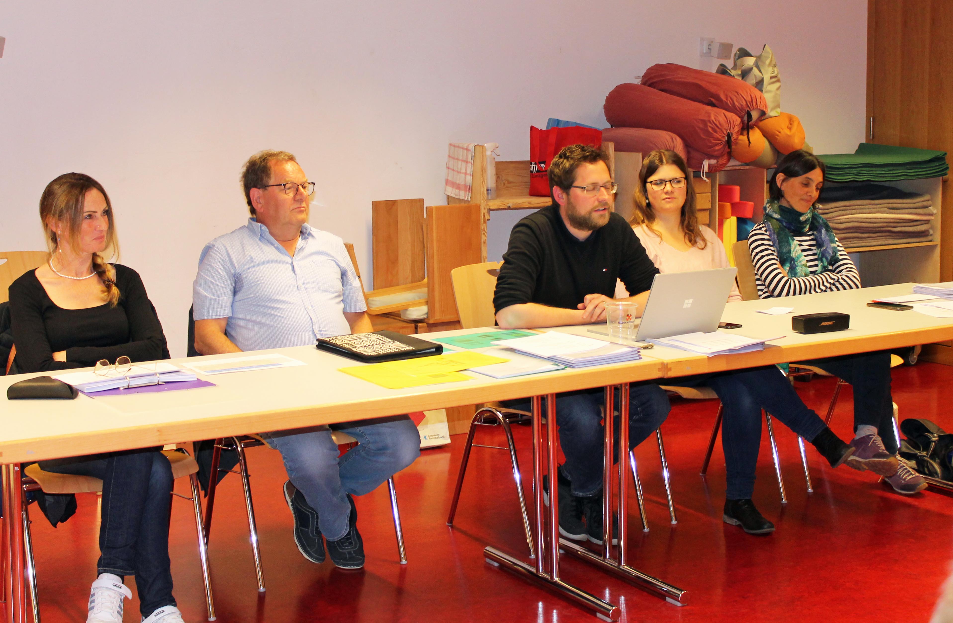 Die Theaterkommission informierte (von links): Lea Sigmarsson (Co-Regie), Martin Hürbin (Regie), Simon Hürbin (musikalische Leitung), Daniela Imhof (künstlerische Leitung) und Tanja Sacher-Hürbin.  Foto: Sonja Fasler