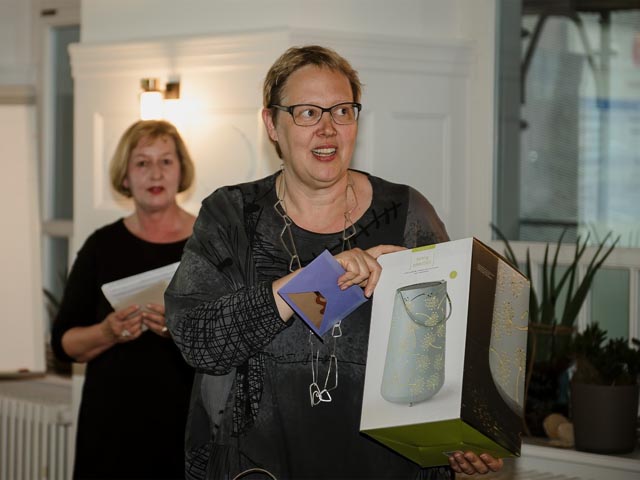 Die abtretende Präsidentin Claudia Rohrer strahlt: die Solarlaterne wird ihr immer Licht spenden. Foto: zVg