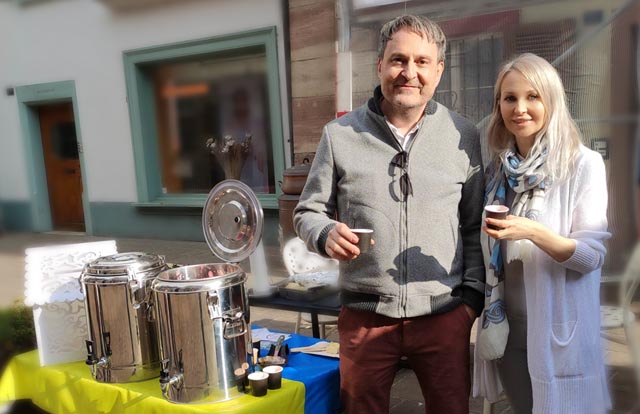 Atia Miraz und Michael Derrer vor ihrem Stand in der Kupfergasse. Foto: zVg