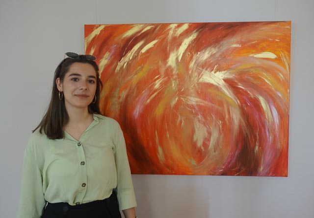 Die junge Malerin Seraphine Schori zeigt im Hotel Eden im Park emotionale farbintensive Bildwelten Foto: Roswitha Frey