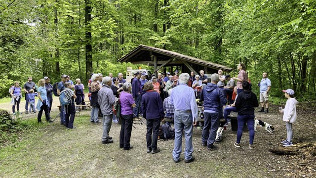 Die Teilnehmer der Bannbereisung stärken sich beim Spitzgraben. Foto: Wendy Wohlfender
