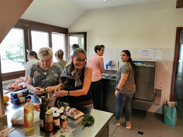 In der Küche waren viele fleissige Hände am Werk. Foto: zVg