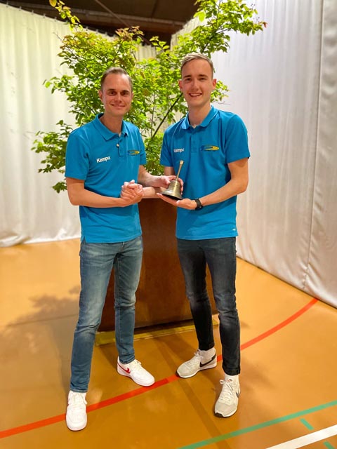 Der abtretende Präsident Maik Born (links) übergibt das Zepter an Patrick Ankli. Foto: zVg