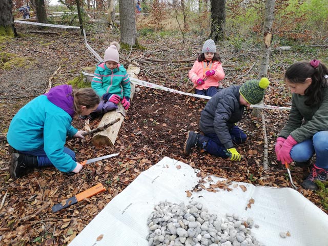 Die Sulzer Schüler bauten einen Barfussweg. Foto: zVg