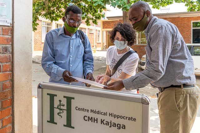 Stiftungsrätin Susanne Baumberger (mitte) konnte sich auf ihrer Projektreise zum Spital in Burundi ein Bild vor Ort machen. Foto: Markus Raub