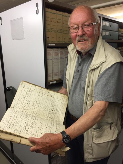 Stöbern im Archiv mit Meinrad Hohler. Foto: zVg