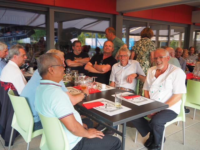Strahlende Gesichter vor dem ersten Spargelservice. Foto: zVg 