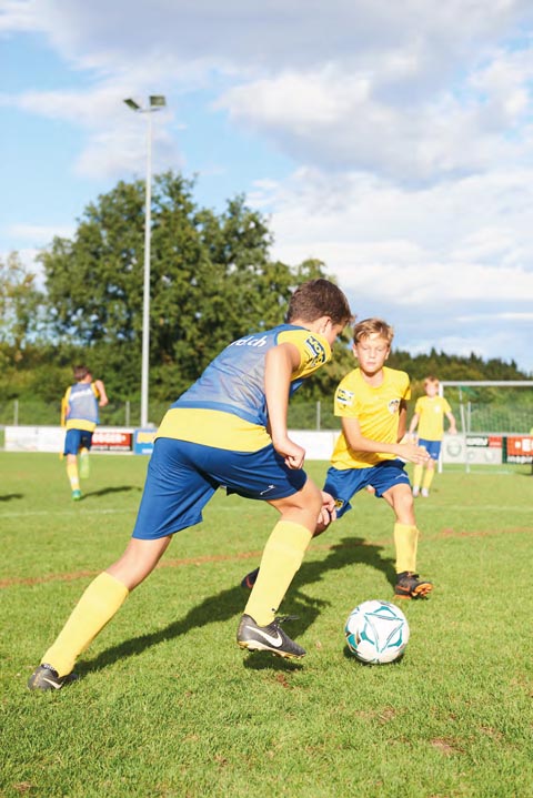 Fussballbegeisterte Mädchen und Knaben von 7 bis 12 Jahren, Trainer und Team-Coachs können sich noch bis zum 4. Juni für ihr Dorf anmelden. Foto: zVg