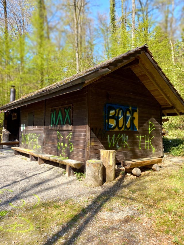 Die Waldhütte Chilholz wurde massiv mit Farbe beschmiert. Foto: zVg
