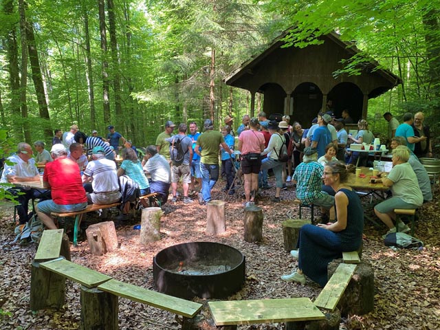 Die erste Zeininger Hüttenwanderung bot für jeden etwas und stiess bei Jung und Alt auf grosses Interesse.Foto: Wendy Wohlfender