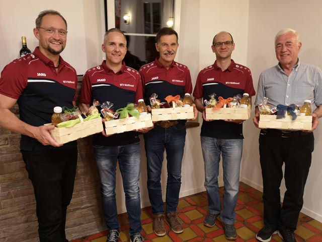 Geehrte Turner zu ihren runden Geburtstagen und rechts Paul Abt als abtretender langjähriger Vereinsfotograf. Foto: zVg