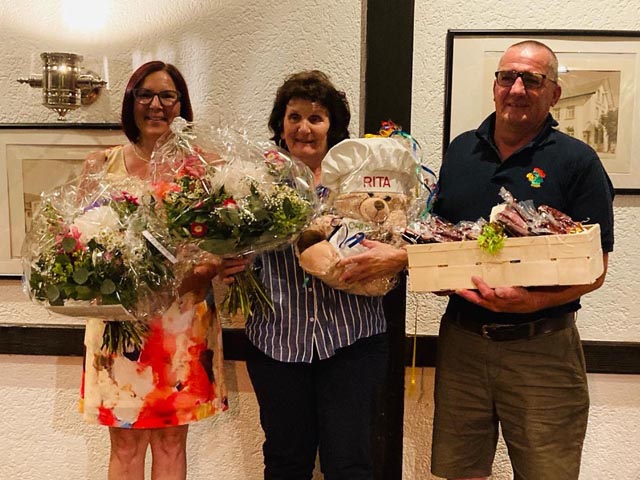 Mit einem grossen Dankeschön verabschiedet (von links): Heidi Müller, Rita Vasellari, Hanspeter Bieri. Foto: zVg