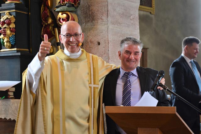 Pfarrer Christian Edringer (links) mit Kirchenpflegepräsident Silvio Iotti. Foto: zVg 