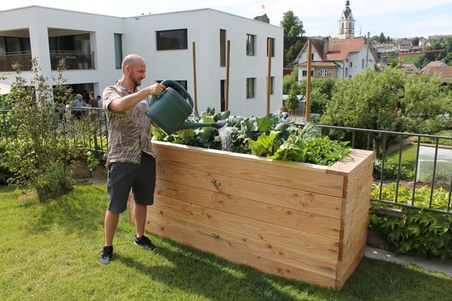Matthias Riegger, Betreuer der WG Zum Weiher, hat dieses schöne Hochbeet entworfen und zusammen mit Bewohnern erstellt.  Foto: Sonja Fasler