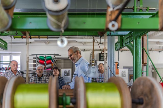 Demonstration eines 100-jährigen Bandwebstuhls. Foto: Roger Haslimeier