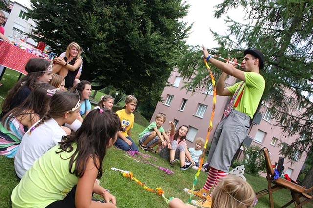 Der Clown und Zauberer Pipo wird am Sommerfest Jung und Alt mit Humor und Zaubertricks unterhalten. Foto: zVg