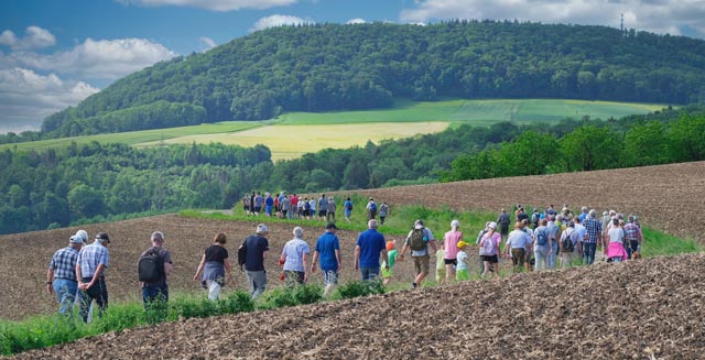Die Kaister Bannwanderer unterwegs Foto: Urs Müller