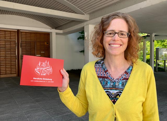 Fabienne Notter, Geschäftsleiterin Caritas Aargau, lädt zum Jubiläumsfest ein. Foto: zVg