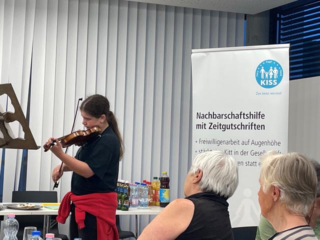 Die zwölfjährige Anna verzauberte an der GV die Anwesenden mit ihrem Geigenspiel. Foto: Marion Pfister