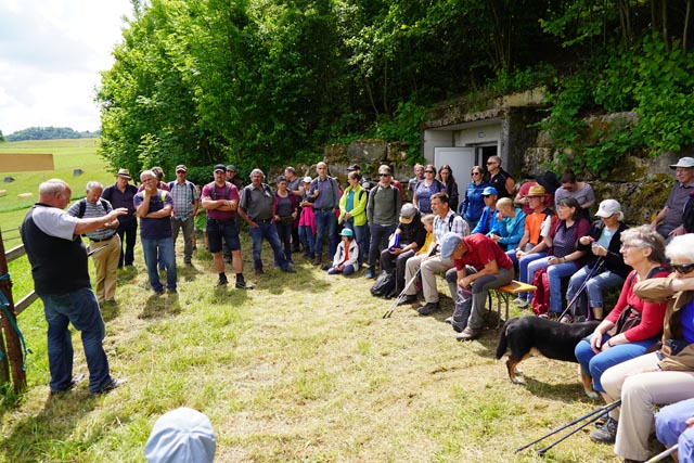 Vor dem Reservoir Unterburg, Info durch Brunnenmeister Lenzin. Foto: Hans Böller