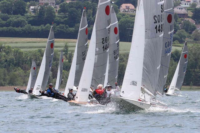 Jung und alt in der Gischt von Wind und Wellen. Foto: Urs Härdi
