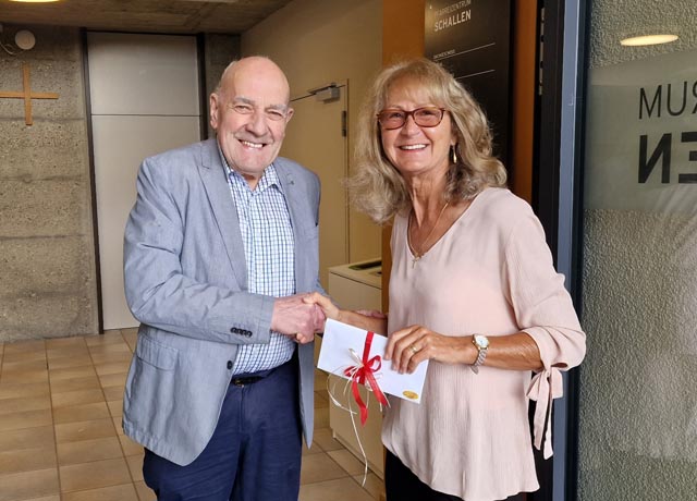 Alfi Schib wird von Vorstandsmitglied Monika Lang verabschiedet. Foto: zVg