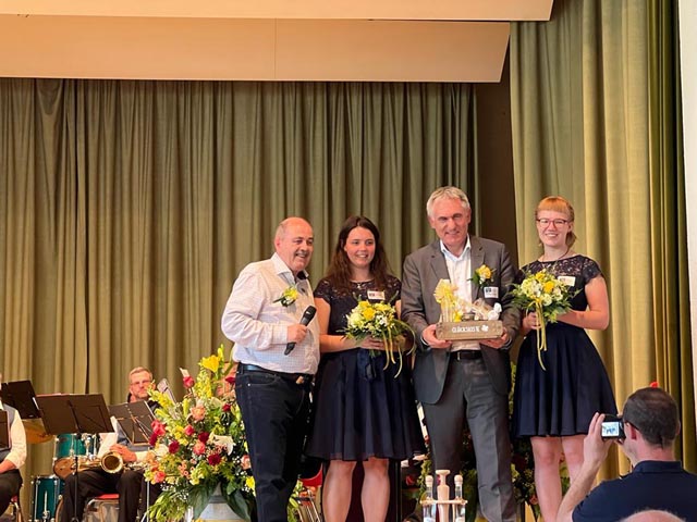 Der Präsident des Oberfricktaler Schützenverbandes Marcel Buser (links) freute sich über den Besuch von Landammann Alex Hürzeler, der von den Ehrendamen umrahmt wurde. Foto: zVg