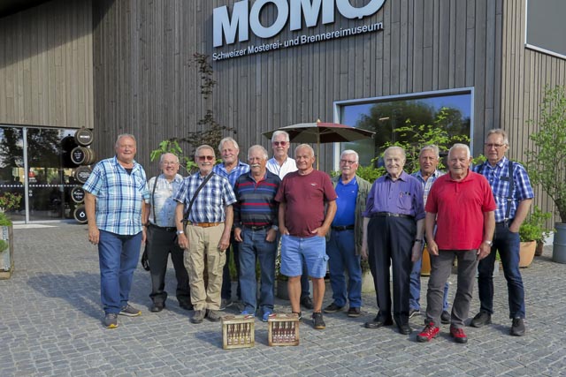 Die Pensionierten der Männerriege Zeiningen verbrachten einen genussvollen Tag in der Mosterei. Foto: zVg