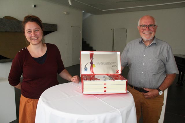 Patrizia Solombrino und Rudolf Lüscher mit der limitierten Supracolor-Farbstift-Box mit 120 Farben, die es im Rehmann-Museum zu gewinnen gibt. Foto: Peter Schütz