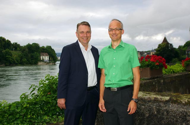 Leisten seitens Stadt Rheinfelden gemeinsam mit diversen Engagierten einen Beitrag zur Bewältigung des Stroms an Schutzsuchenden aus der Ukraine: Stadtrat Dominik Burkhardt, Leiter Ressort Soziales und Gesundheit (rechts) und Markus Schröder, Geschäftsleiter „engagement-lokal“. Foto: zVg