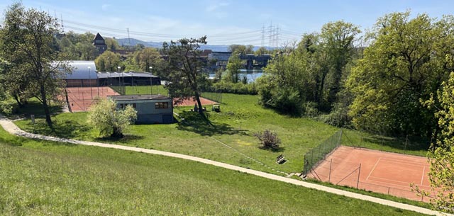 Der Tennis-Club Kraftwerk Laufenburg (TC KWL) mit seiner prächtigen Anlage am Rhein mit drei Aussenplätzen und einer Halle bietet ab sofort jeweils am Mittwochnachmittag und -abend einen freien Spielbetrieb auch für Nicht-Mitglieder. Foto: zVg