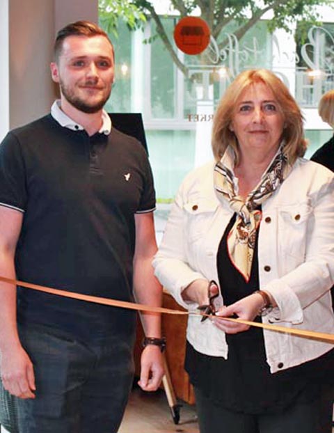 Mit dem Durchschneiden des Bands eröffnete Sabine Bachsteffel am Freitagabend symbolisch das neue Geschäft. Foto: Sonja Fasler 