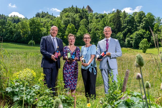 Dr. Markus Dieth, Landwirtschaftsdirektor, Irène Kälin, Nationalratspräsidentin, Elisabeth Bur­gener, Grossratspräsidentin, Roland Michel, Präsident Branchenverband Aargauer Wein. Foto: Copyright Foto Basler