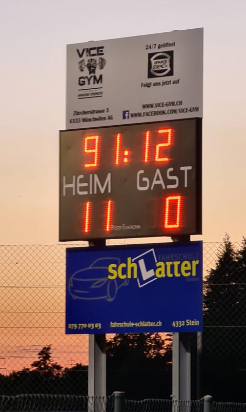 Die neue Anzeigetafel kann auch zweistellig: Mit 11:0 schickte der FC Eiken die Gäste aus Rheinfelden auf die Heimfahrt. Foto: zVg